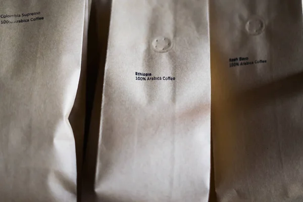 Bolsa Papel Kraft Marrón Con Nombres Granos Café Están Escritos —  Fotos de Stock
