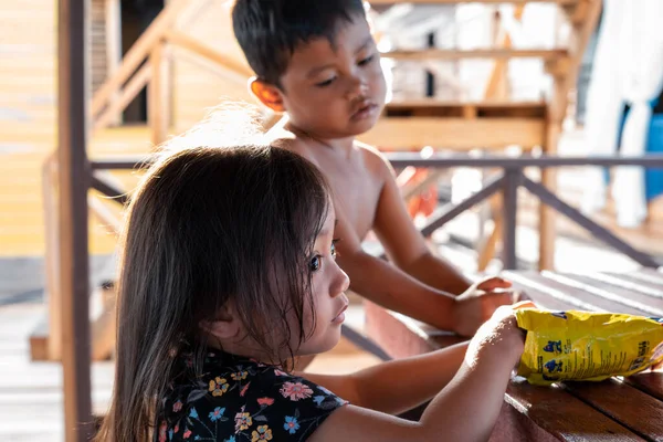 Semporna Malajsie Září 2019 Děti Spolu Hrají Vodní Chatě Egangu — Stock fotografie