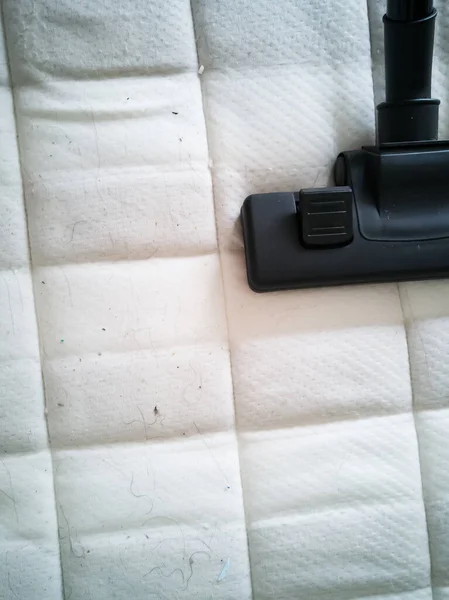 在家里用真空吸尘器清洗床垫 — 图库照片