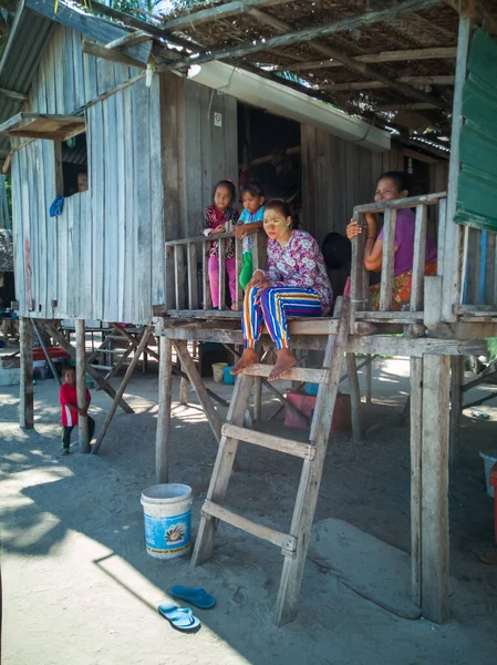 Semporna, Malezya - 26 Kasım 2019: Bajau Laut halkı Sibuan adasındaki köylerinde, Semporna.