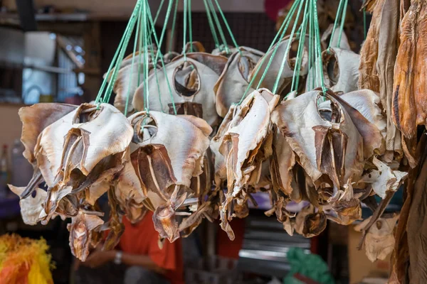 Сушеная Рыба Связанная Несколько Пачек Продажи Висит Сверху Местном Рыбном — стоковое фото