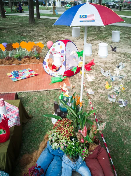 Denim kot konseptini geri dönüştür. İçinde bitkiler olan kotlar..