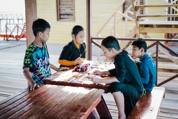 Semporna, Malezya - 25 Kasım 2019: Çocuklar okul tatilinde birlikte oynuyorlar.