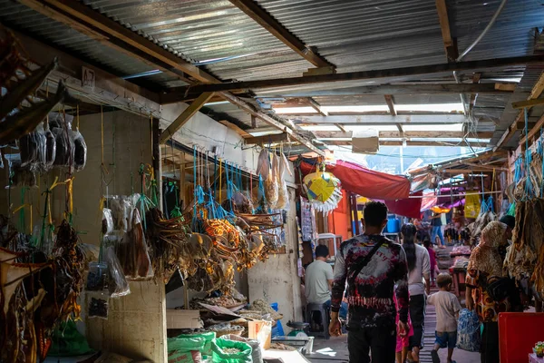 Semporna, Malezya - 28 Kasım 2019: Semporna 'daki yerel bir pazarın görüntüsü.