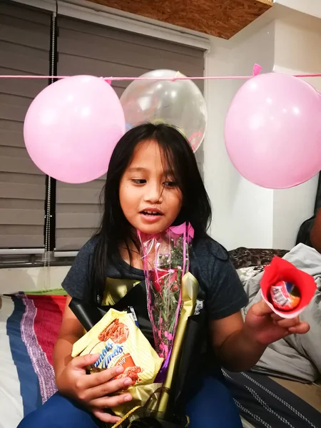 Селангор Малайзія 2019 Чарівний Молода Дівчина Тримає Великий Шоколад Квітковий — стокове фото