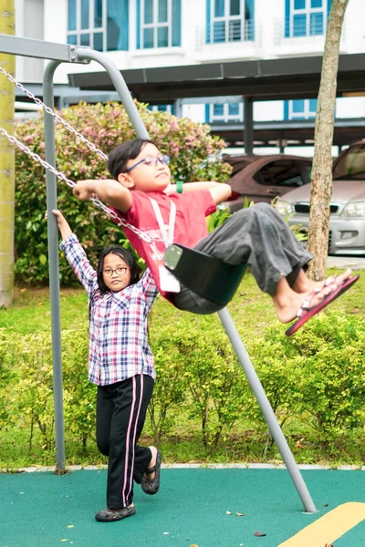 Ενεργά Παιδιά Που Παίζουν Στην Παιδική Χαρά Ευτυχισμένες Και Διασκεδαστικές — Φωτογραφία Αρχείου