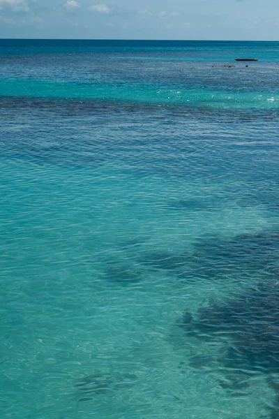 Mar Azul Turquesa Poco Profundo Con Arrecife Coral Nubes Esponjosas — Foto de Stock