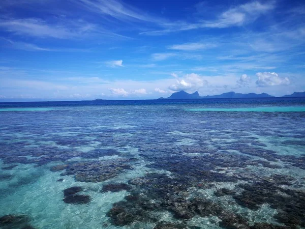 Paisagem Chalé Água Acima Recife Coral Durante Maré Baixa Ilha — Fotografia de Stock