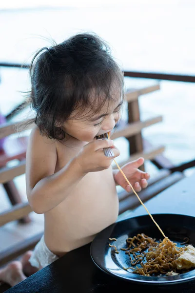 Azji Mała Dziewczynka Jedzenie Pyszne Smażone Makaron — Zdjęcie stockowe