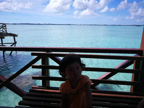 Semporna Malezja Września 2020 Piękna Czysta Woda Morska Małą Dziewczynką — Zdjęcie stockowe