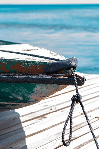 Oude Houten Boot Zittend Pier Met Uitzicht Prachtige Semporna Turquoise — Stockfoto