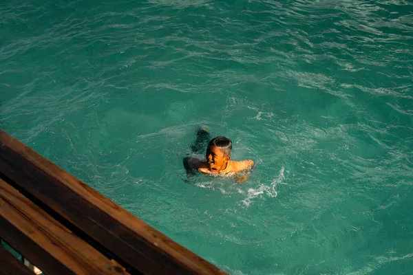 Niño Nadando Mar Naturaleza Fondo —  Fotos de Stock