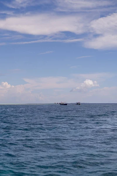Océan Bleu Avec Des Navires Croisière Semporna Bornéo Sabah — Photo