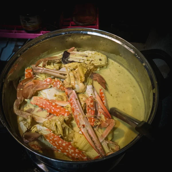 Malezya yemeği Ketam masak lemak. Kalın, baharatlı hindistan cevizi sosuyla pişirilmiş yengeçler.