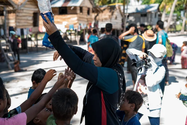 Sibuan, Malezya - 26 Kasım 2019: Köydeki Bajau Laut çocuklarına atıştırmalık ve mal dağıtan ziyaretçiler.