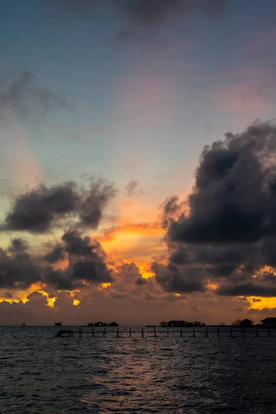 Tramonto Raggio Sole Sul Mare Aperto Con Belle Nuvole — Foto Stock