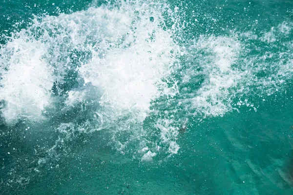 Enorme Salpicadura Agua Mar Las Personas Que Caen Agua Imagen — Foto de Stock