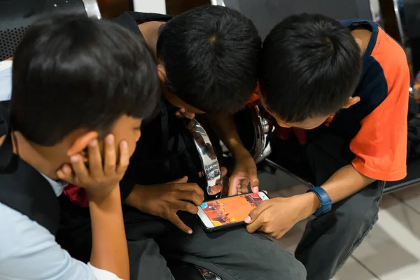 セムポナ マレーシア 2019年11月27日 子供たちが携帯電話からゲームを見て遊ぶ — ストック写真