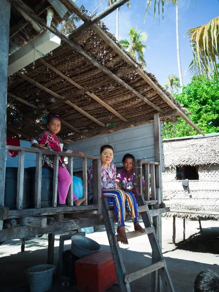Semporna, Malezya - 26 Kasım 2019: Bajau Laut halkı Sibuan adasındaki köylerinde, Semporna.