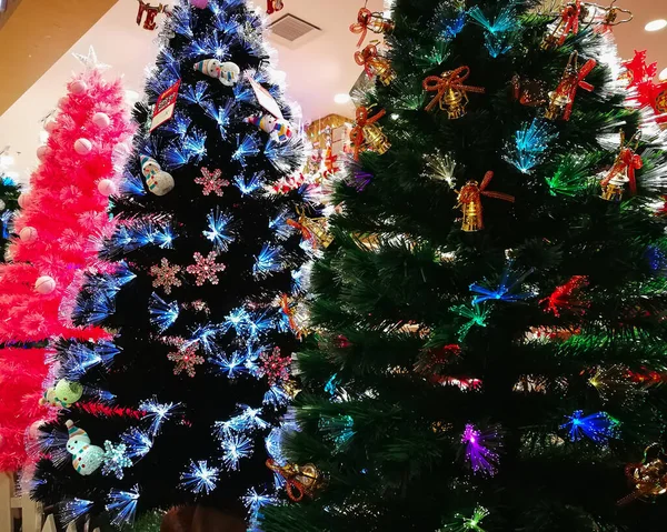 Gros Plan Arbre Noël Décoré Avec Des Lumières Led — Photo