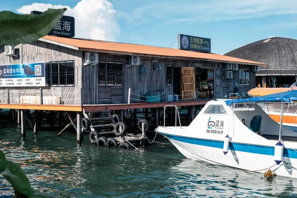 Semporna Malásia Novembro 2019 Barcos Perto Cidade Porto Dia Ensolarado — Fotografia de Stock