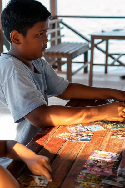 Semporna, Malezya - 27 Kasım 2019: Egang 'da bir çocuğun portresi - Egang Pulau Bum Bum yakınlarında, Sabah.