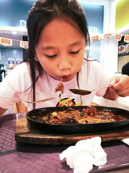 Kuala Lumpur Malaisie Décembre 2019 Une Jeune Fille Mange Des — Photo