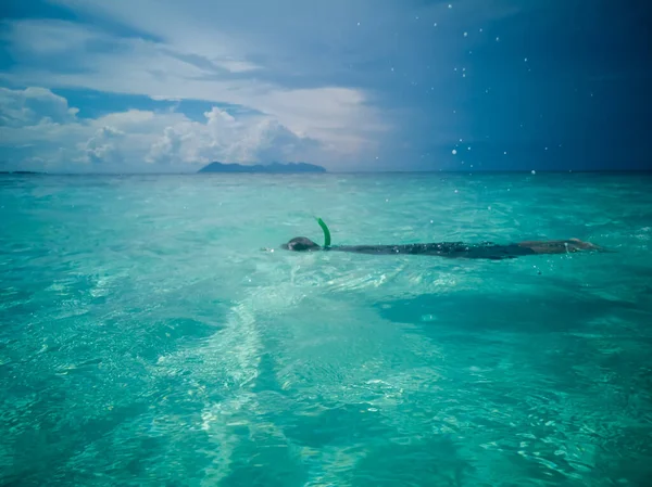 Pessoas Mergulho Máscara Snorkeling Subaquático Com Peixes Tropicais Piscina Recifes — Fotografia de Stock