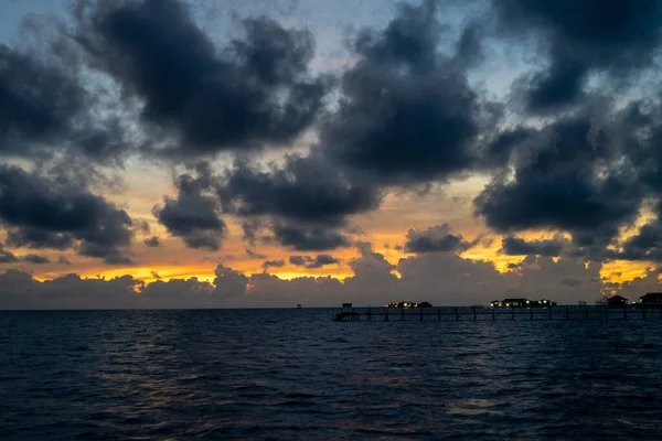 Pôr Sol Fundo Raio Sol Mar Aberto Com Belas Nuvens — Fotografia de Stock