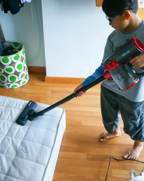 Kuala Lumpur Malaysia Nov 2019 Cleaning Mattress Vacuum Cleaner Home — Stock Photo, Image