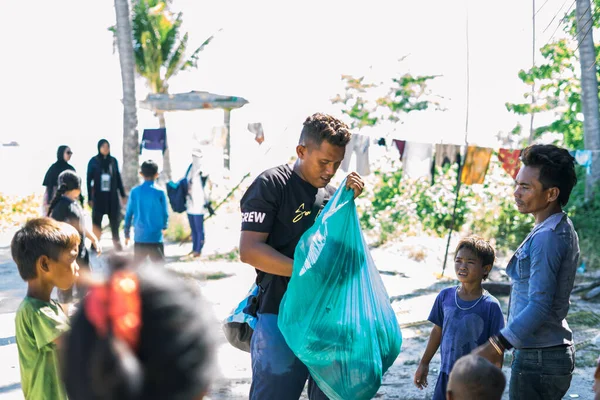 Sibuan, Malezya - 26 Kasım 2019: Köydeki Bajau Laut çocuklarına atıştırmalık ve mal dağıtan ziyaretçiler.