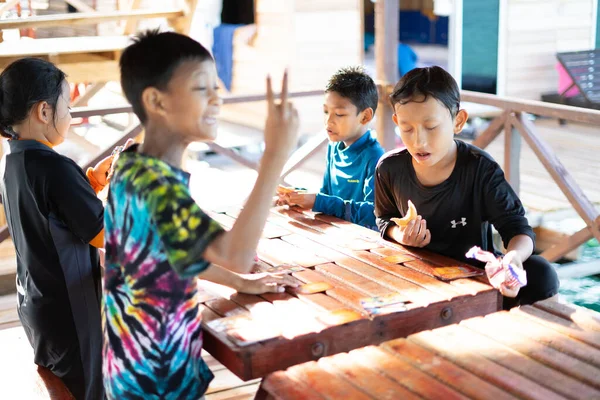 Semporna, Malezya - 25 Kasım 2019: Çocuklar okul tatilinde birlikte oynuyorlar.