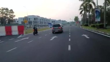 Malezya sokaklarında sabah bisikleti sürüyorum. Hareket, Scooter 'ı hızlı sürerken bulanıklaştırdı. Görüntü düşük ışıktan dolayı gürültü içeriyor olabilir. Hiper hata.