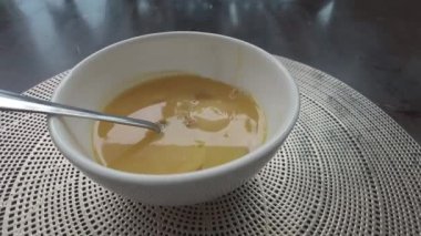 Kasedeki kırık yumurtaların dönüşümlü görüntüsü..