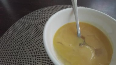 Altın masa ayarı. Kasede kırık yumurta manzarası var..