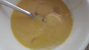 Kasede yumurtaları zumluyor..