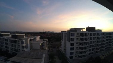 Bangi, Malezya - 16 Nisan 2019 - Putra1 Konut Dairesinin arkasından güneşin doğuşu.