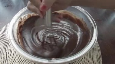 Çikolatalı kek hamuru ya da hamuru bir el mikseriyle karıştırmak. Yemek hazırlama. Yakın görünüm.
