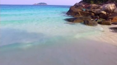 Redang, Malezya - 2018 dolaylarında Havacılık yukarı doğru hareket ediyor. Kayalık sahildeki insanlar.