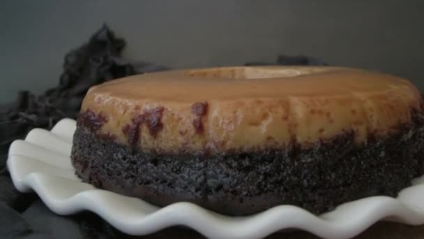 Raus Aus Der Zeitlupe Runde Karamell Kaffeekuchen Der Spiegelglasur Kopierraum — Stockvideo