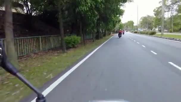 马来西亚吉隆坡 2021年6月8日 骑摩托车在红色红绿灯前停下 第一人称视角 — 图库视频影像