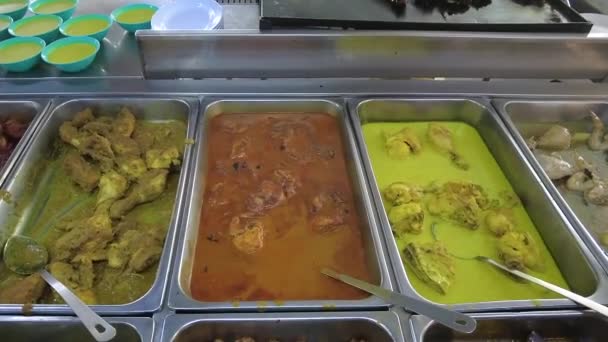 Olika Urval Malaysiska Traditionella Rätter Till Lunch Serveras Buffé Rostfri — Stockvideo