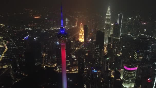 马来西亚吉隆坡 2019年11月29日 马来西亚吉隆坡塔 Menara Kuala Lumpur Tower 夜间变色 摩天大楼和高层大楼 — 图库视频影像