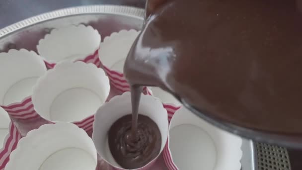 做巧克力蛋糕 往纸杯里倒面糊 — 图库视频影像