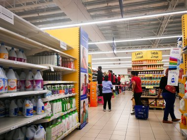 Selangor, Malezya - 12 Aralık 2019: Tesco Bandar Puteri Bangi 'de hisse senedi sayan personel.