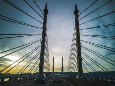 Penang Adası 'ndaki George Town ile Malezya' daki Seberang Prai 'yi Malacca Boğazı' ndan birbirine bağlayan köprü kuleleri..