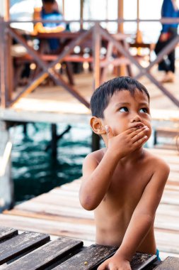 Semporna, Malezya - 27 Kasım 2019: Egang 'da bir çocuğun portresi - Egang Pulau Bum Bum yakınlarında, Sabah.