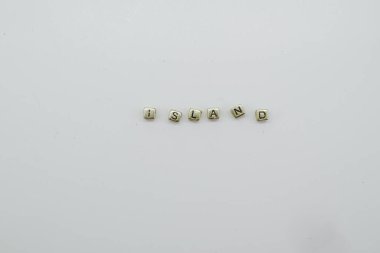 Altın renkli bloklardan yapılmış bir ada kelimesi.