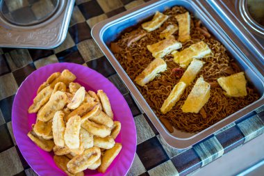 Omlet ve sebzeli Lezzetli Kızarmış Erişte (Indomie Goreng). Yemek konteynırında servis edildi..