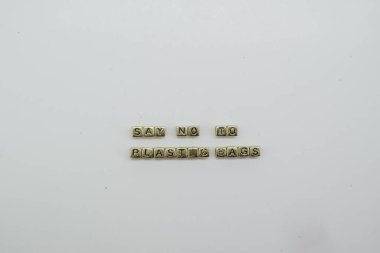 Beyaz zemin üzerinde altın zar bloklarıyla yazılmış naylon torbalar yok.